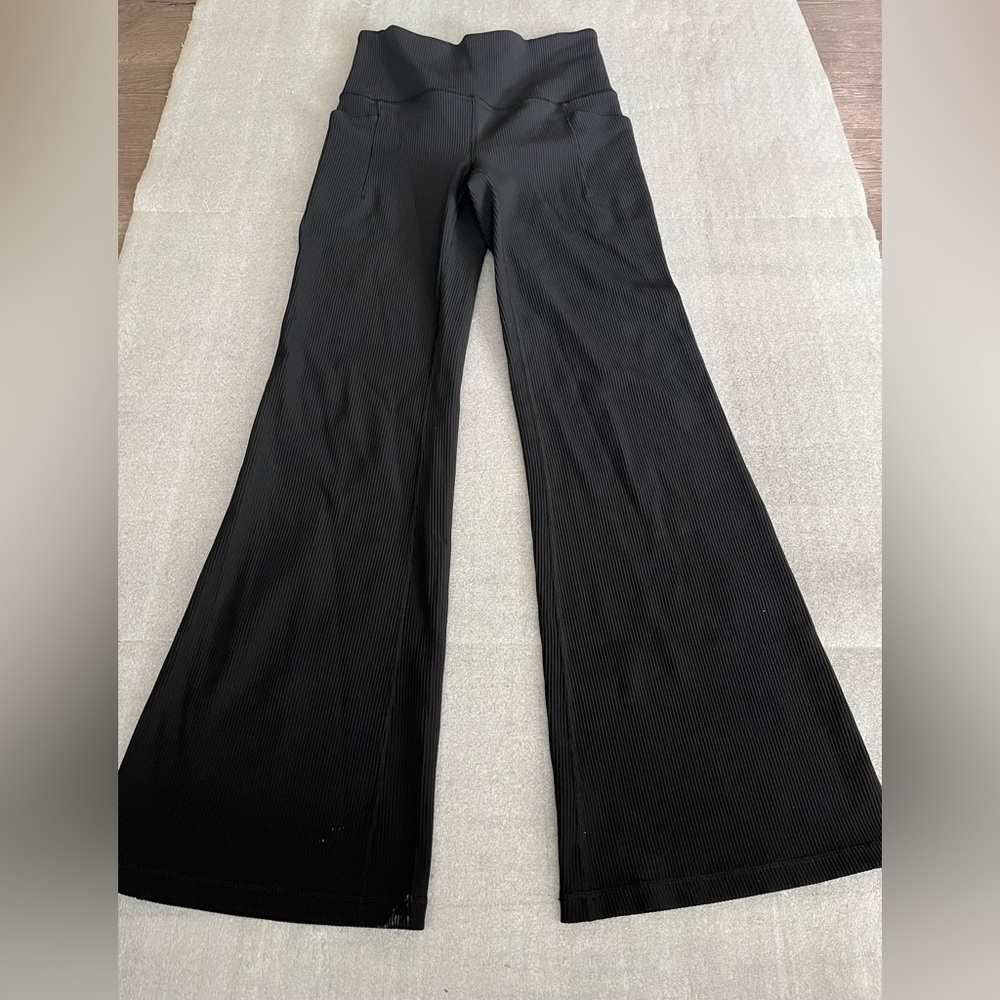 [S]Athleta Women's Black Salutation Stash Rib Flare Pants EUC Pockets